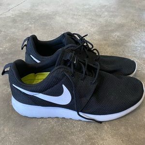 Nike women’s roshe
